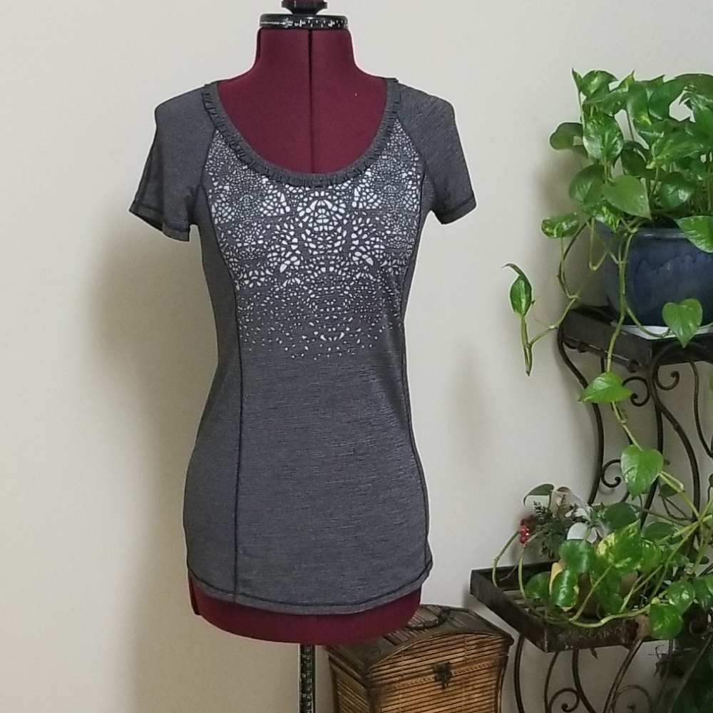 Lululemon Women's Short Sleeve Size 2